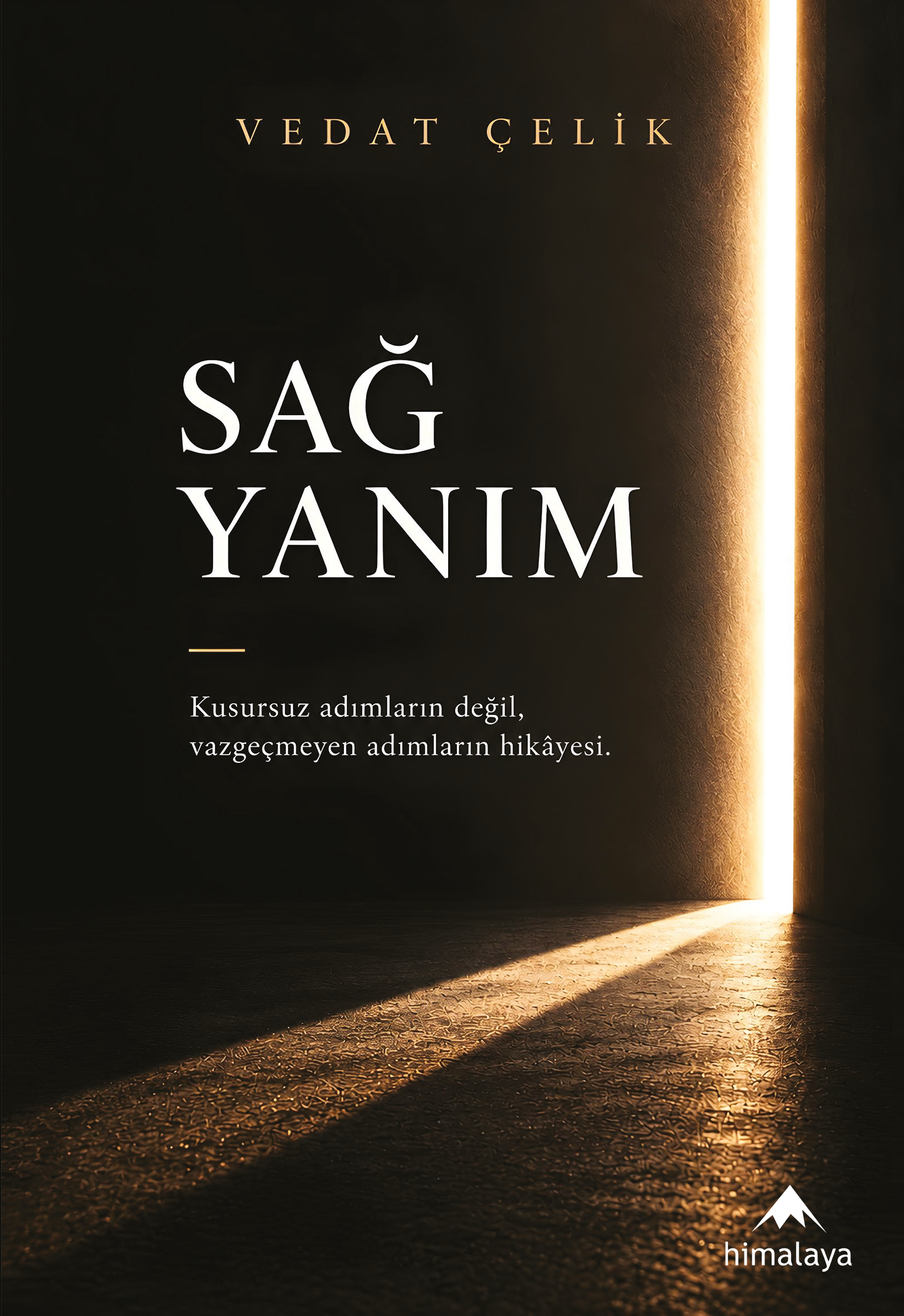 Vedat Çelik’in Sağ Yanım kitabının siyah ve altın renkli, aralık bir kapıdan ışık süzülen kapağı